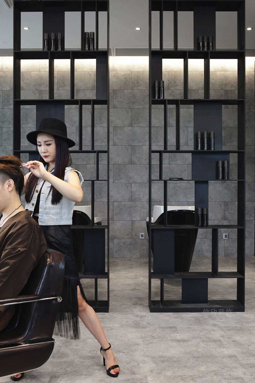 發(fā)型設(shè)計灰色墻體黑色金屬鏤空儲物柜裝修效果店鋪設(shè)計