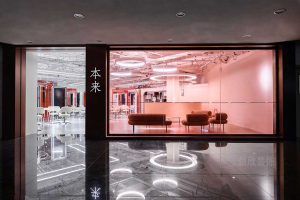 紅色玻璃透光設(shè)計(jì)大理石過(guò)道本來(lái)發(fā)型工作是現(xiàn)代裝修門(mén)店