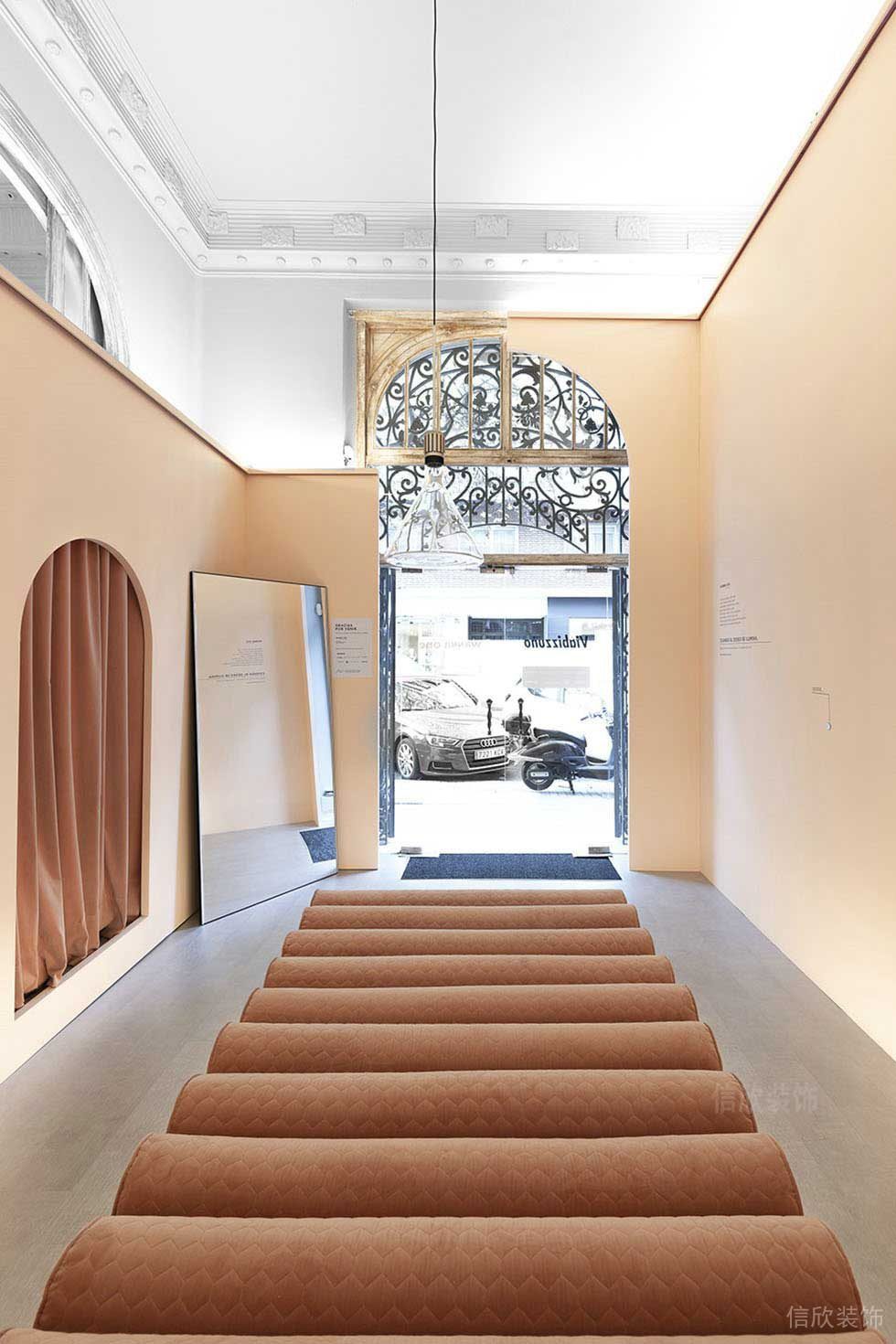 瑜伽培訓(xùn)機(jī)構(gòu)裝修效果圖奶油系裝修皮革過(guò)道效果圖