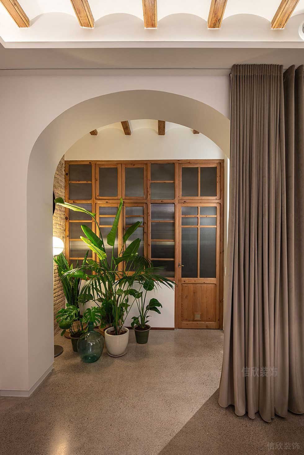 現(xiàn)代鏤空木質(zhì)設(shè)計(jì)弧線水磨石地板全屋定制瑜伽機(jī)構(gòu)裝修效果