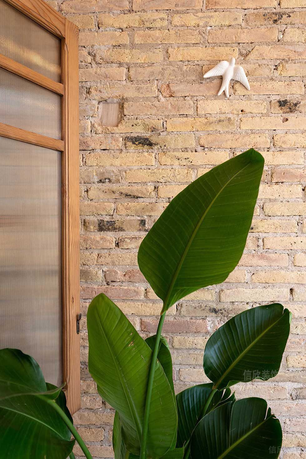 復(fù)古紅色墻磚工業(yè)風(fēng)裝修設(shè)計綠化工作室休息區(qū)效果