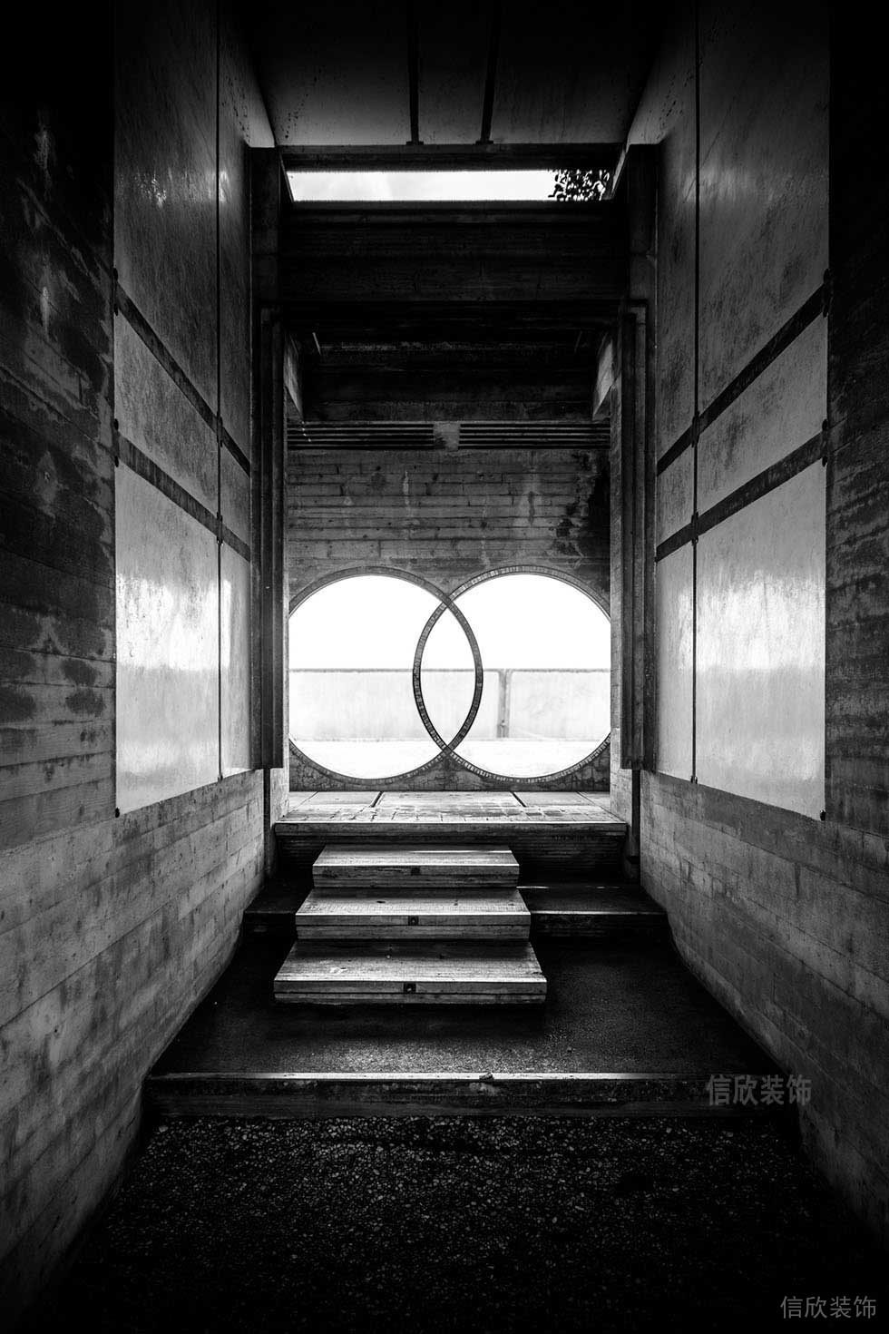 階梯式暗色現(xiàn)代鏤空玻璃過(guò)道辦公室設(shè)計(jì)圖