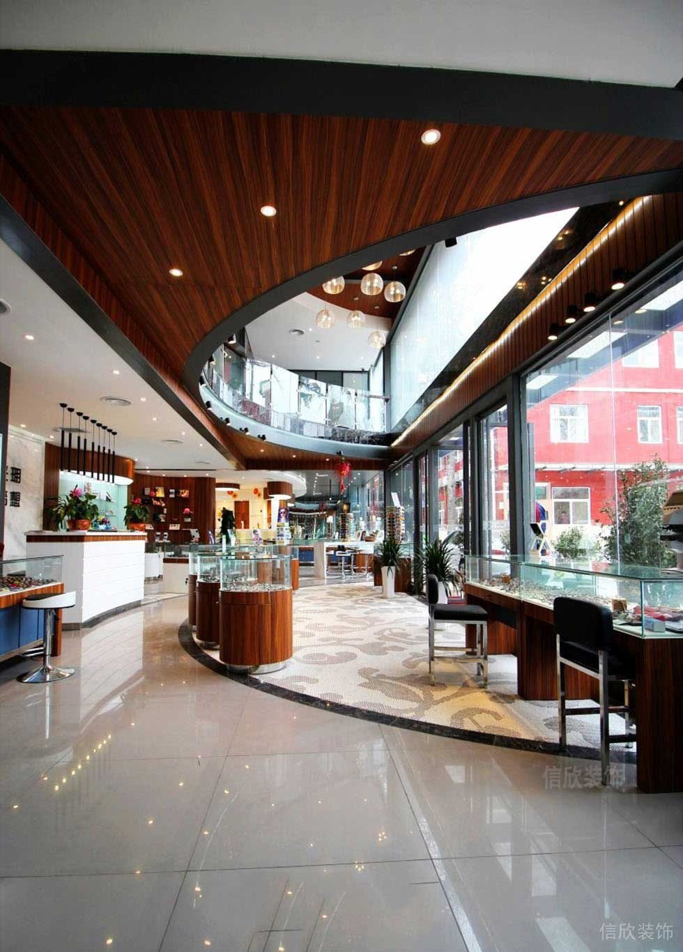 復(fù)式現(xiàn)代店鋪玻璃展廳裝修效果圖眼鏡店現(xiàn)代創(chuàng)意木質(zhì)設(shè)計(jì)天花弧形線(xiàn)條
