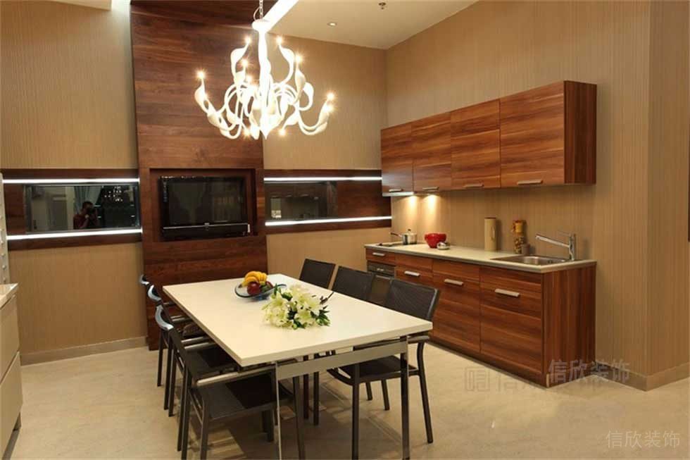 就餐區(qū)現(xiàn)代簡(jiǎn)約木質(zhì)收納墻柜多功能廚房水晶吊頂裝修效果圖