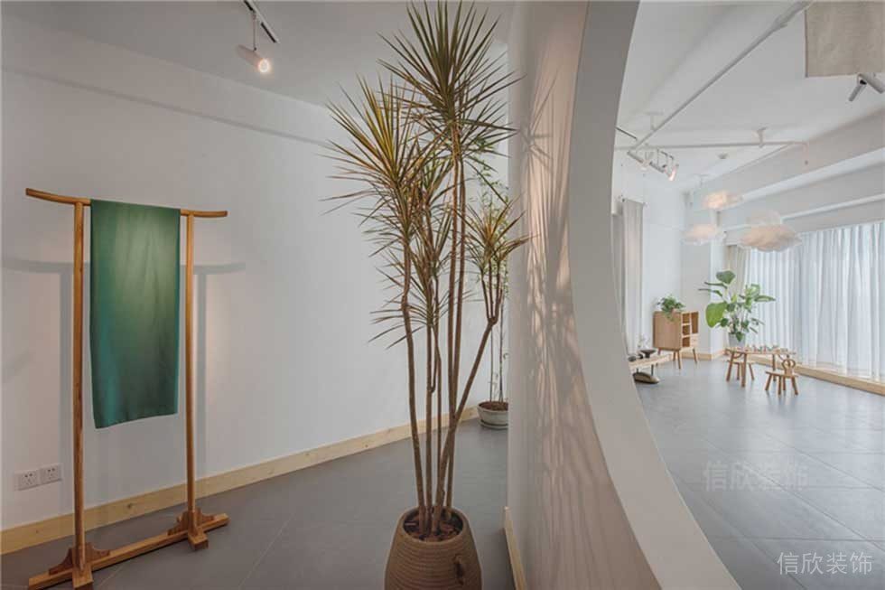 鏤空墻體隔斷裝修簡(jiǎn)約風(fēng)辦公室過(guò)道效果圖木質(zhì)掛衣桿