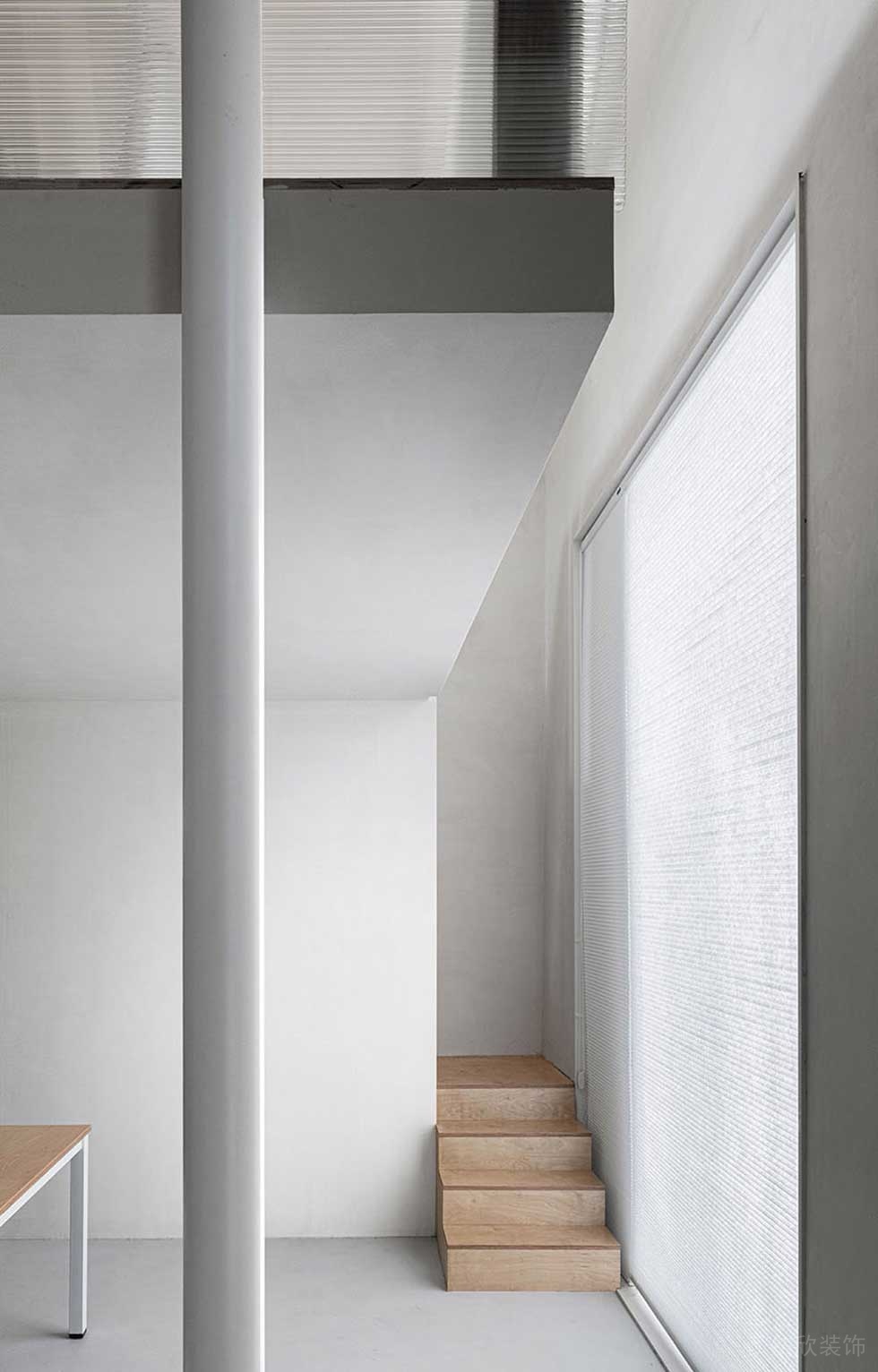 極簡風(fēng)格企業(yè)辦公室樓梯間裝修圖