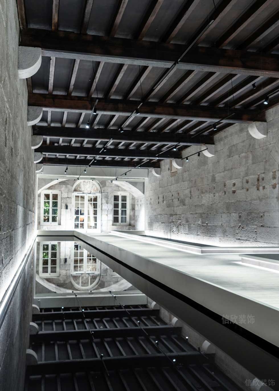 簡(jiǎn)約風(fēng)格辦公空間水景過(guò)廊裝修圖