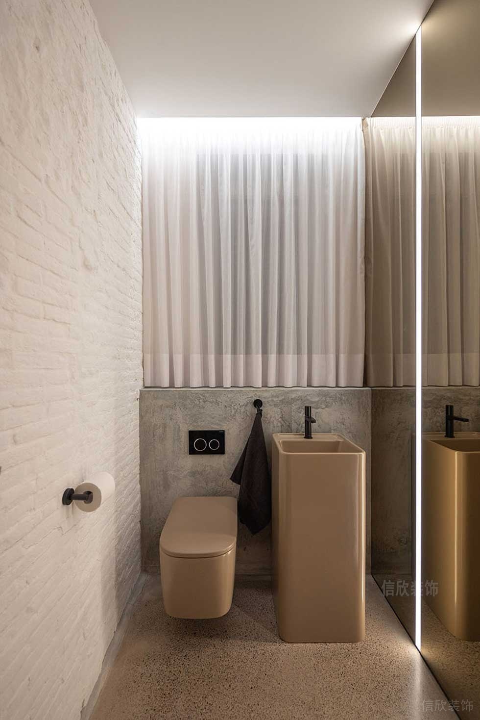 輕奢風(fēng)金色智能馬桶衛(wèi)生間裝修效果圖水磨石地板機(jī)構(gòu)培訓(xùn)裝修圖