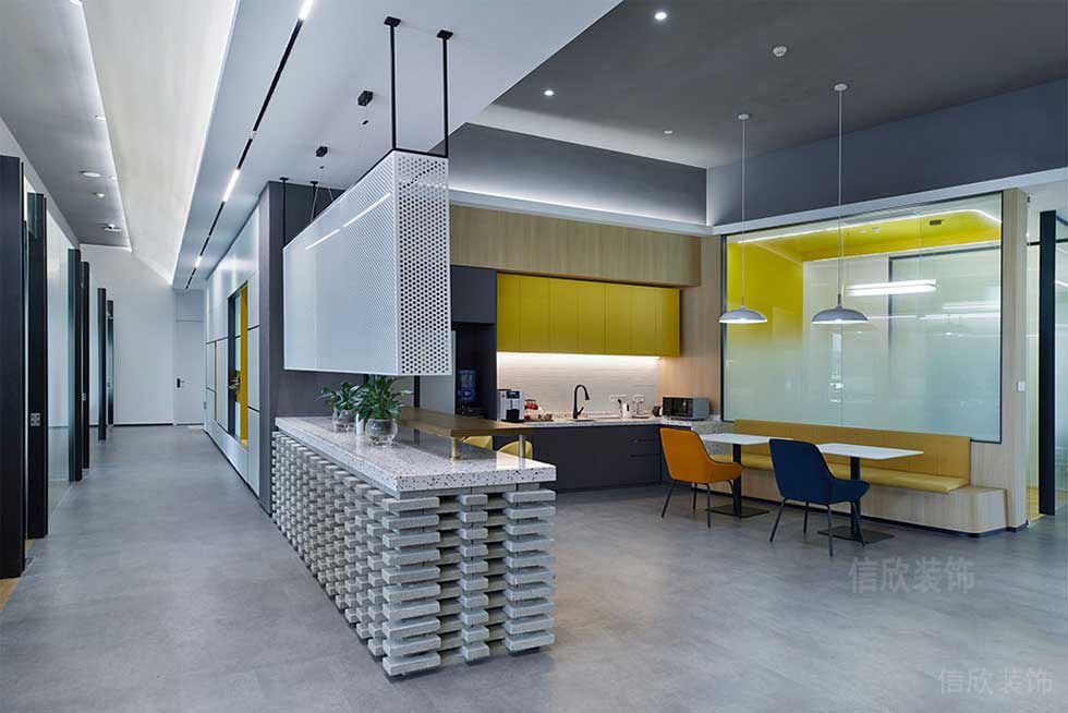 現(xiàn)代風(fēng)格辦公室過(guò)道茶水休閑區(qū)裝修圖