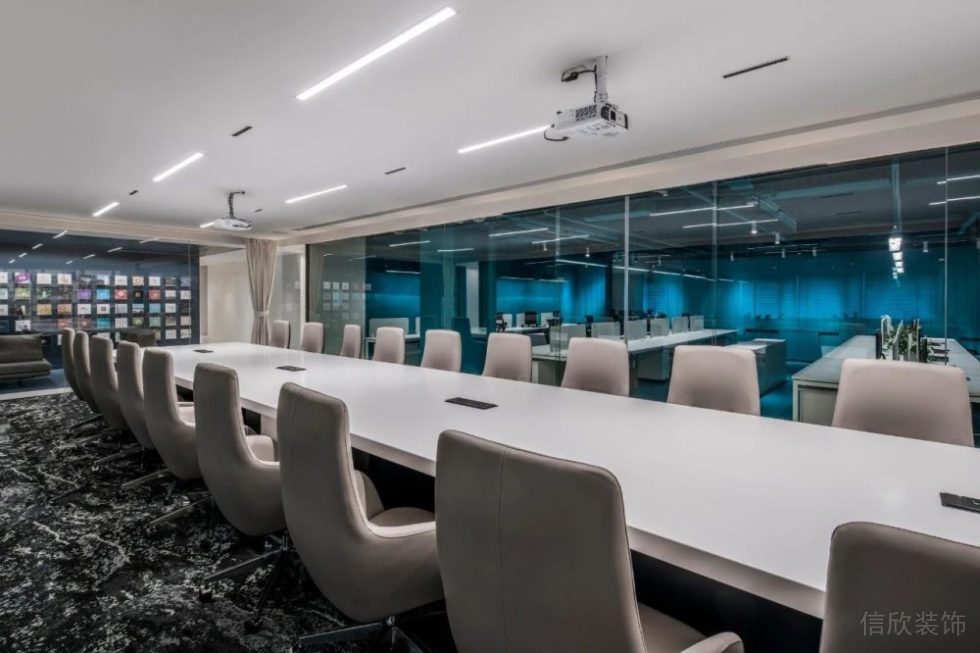 現(xiàn)代簡(jiǎn)約風(fēng)格辦公空間大型會(huì)議室裝修圖
