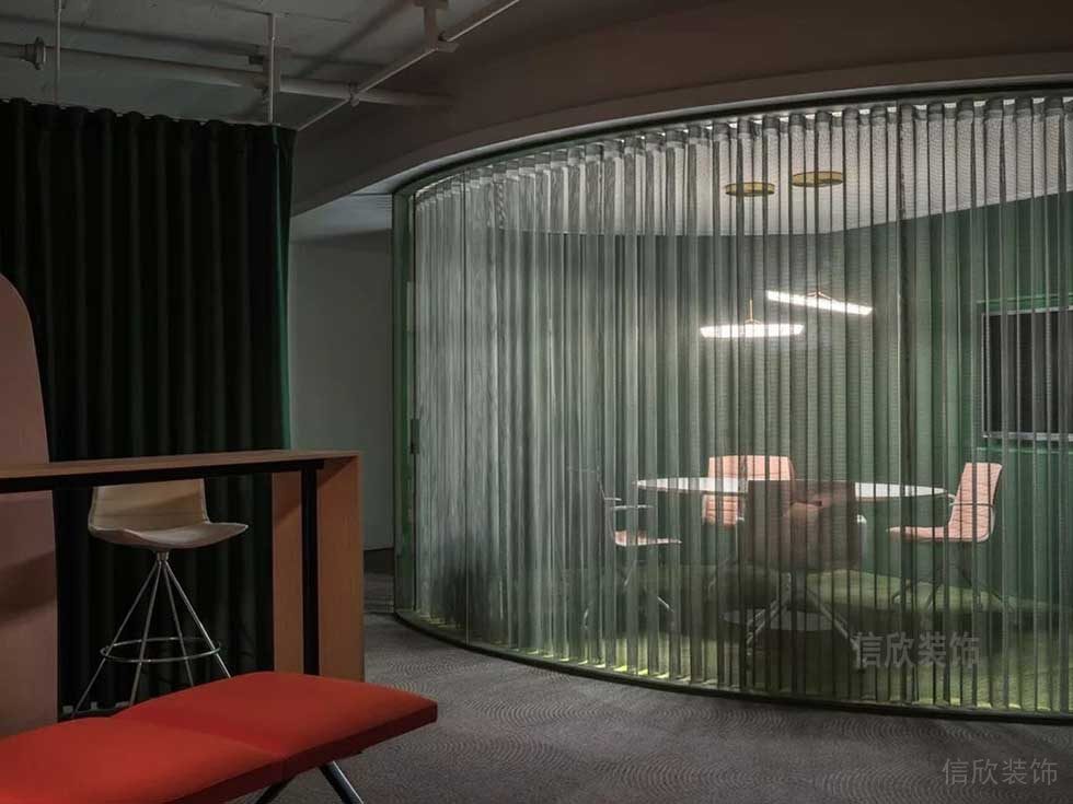 現(xiàn)代簡約風格辦公空間洽談室外部過道裝修圖