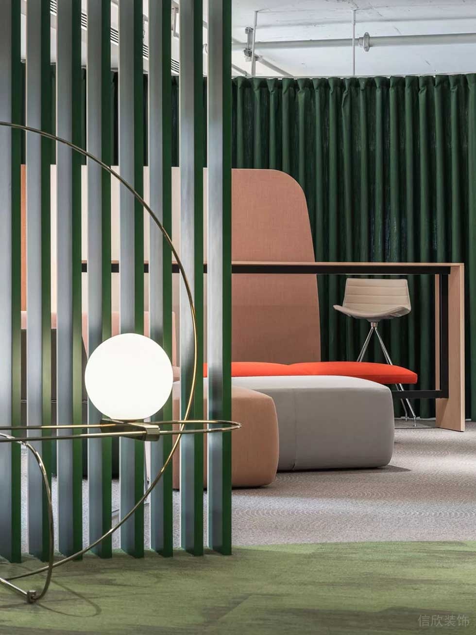 現(xiàn)代簡(jiǎn)約風(fēng)格辦公室案例休閑廳綠色烤漆格柵效果圖