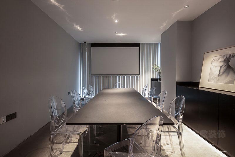 深圳南山現(xiàn)代工業(yè)風(fēng)設(shè)計(jì)公司辦公室裝修會(huì)議室