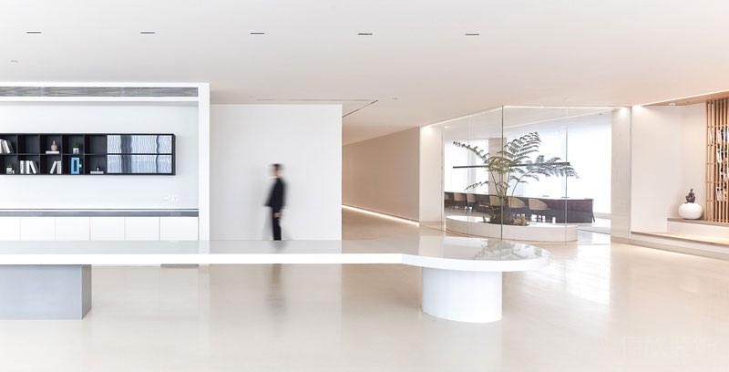 辦公室展示區(qū)白色長(zhǎng)條形展臺(tái)