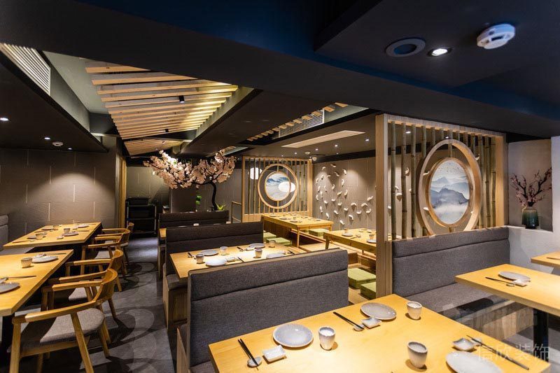 日料店就餐區(qū)背靠背定制木飾面沙發(fā)休息鏤空墻體隔斷餐廳裝修