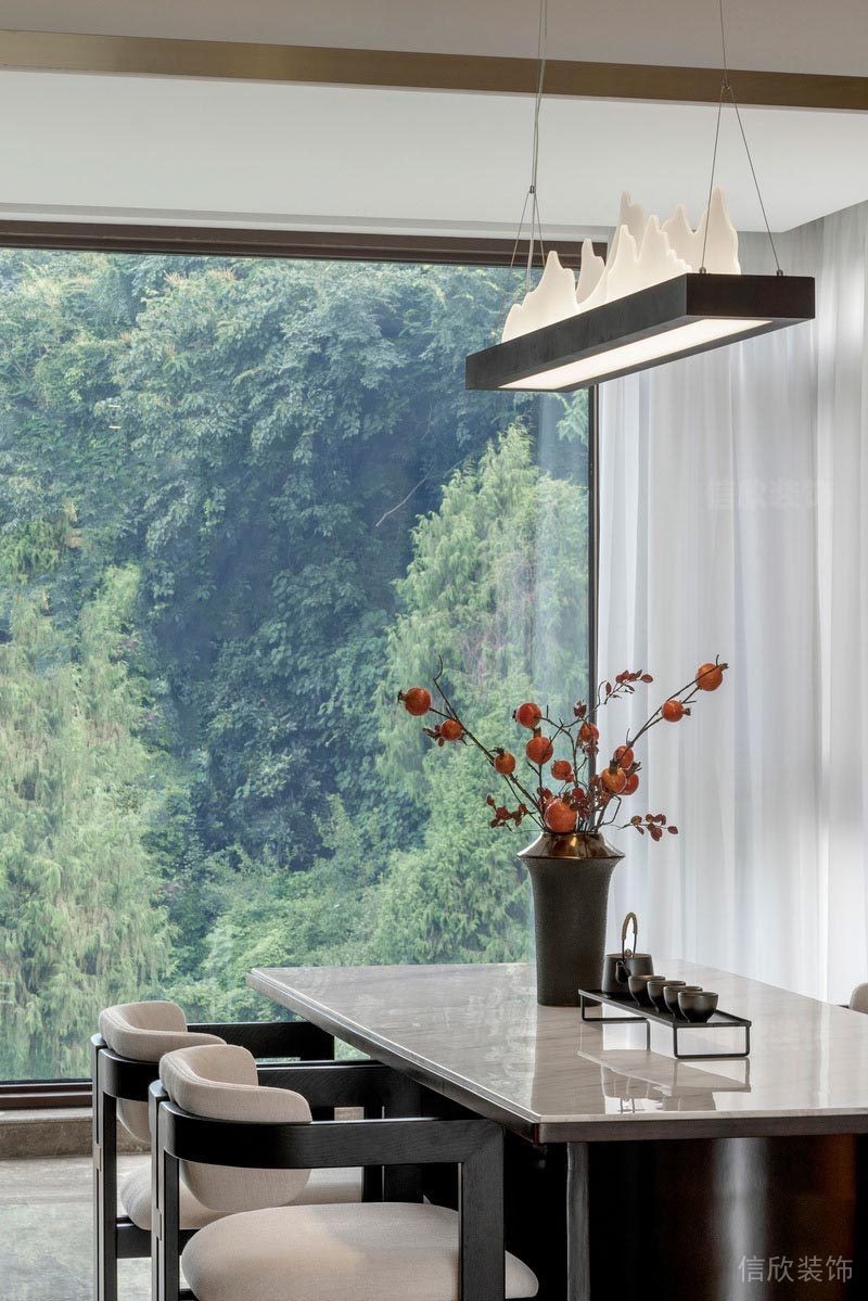 玻璃落地窗戶通體景觀設(shè)計(jì)中國山水間吊頂就餐區(qū)裝修