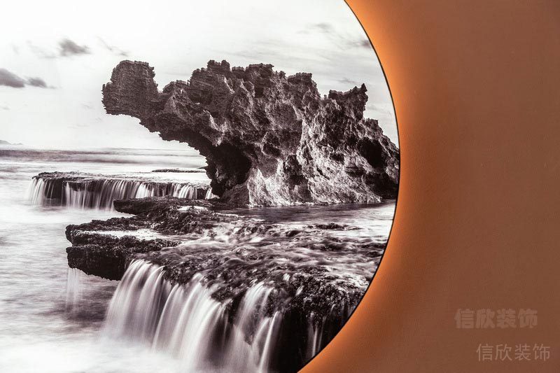 橙色墻面圓形軟膜發(fā)光畫