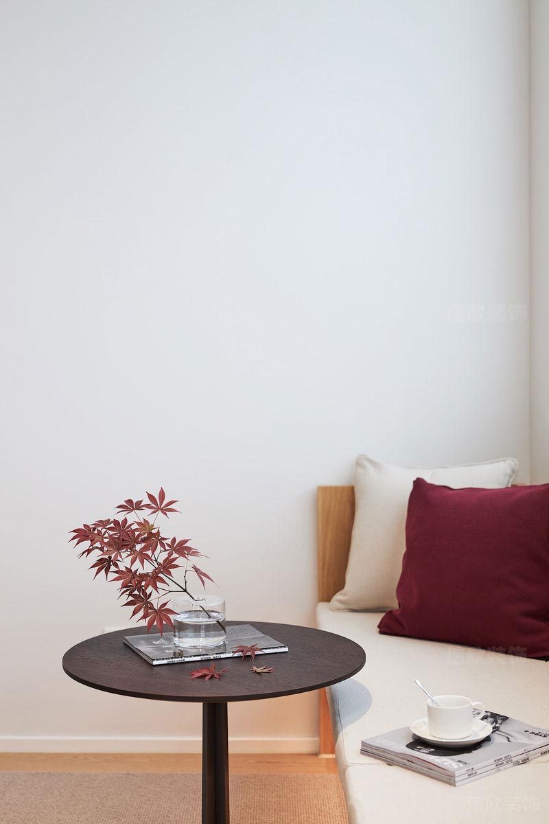 沙發(fā)紅色靠墊木色茶幾