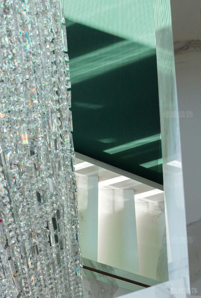 大型的水晶吊頂，增添的視覺(jué)上的沖擊感和歐美風(fēng)的元素點(diǎn)綴。