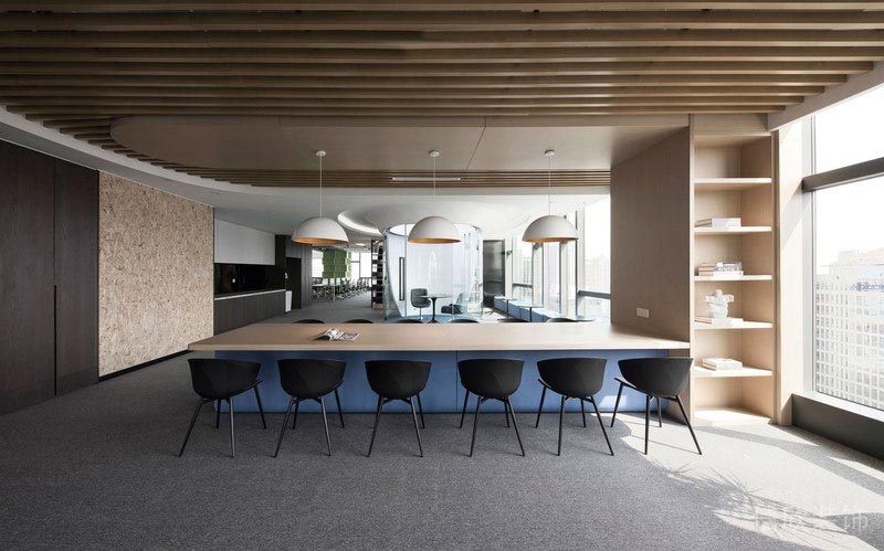 造型多變的世界金融中心公司辦公室裝修設(shè)計