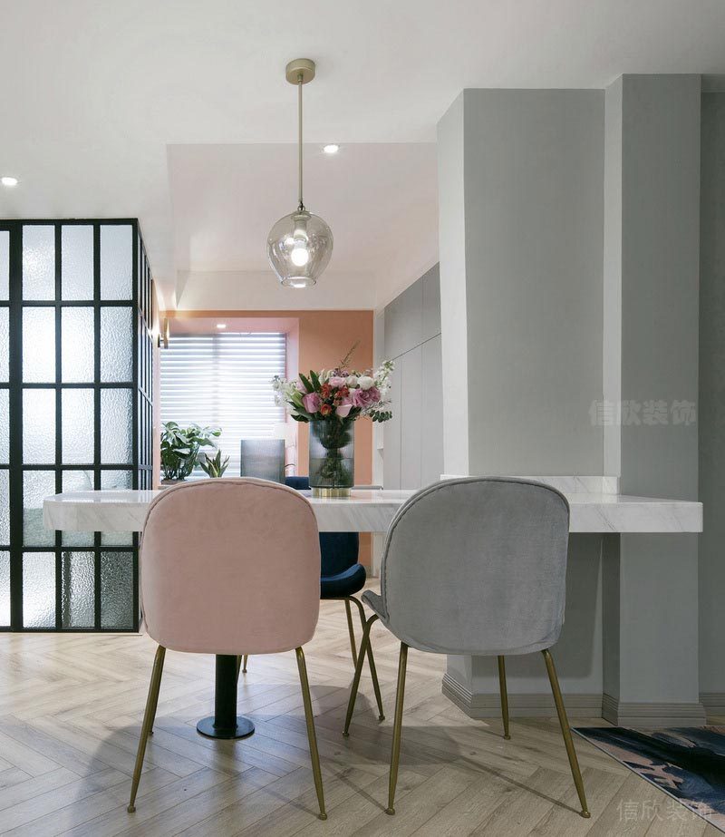 深圳市福田區(qū)新洲綠景紅樹(shù)灣餐桌