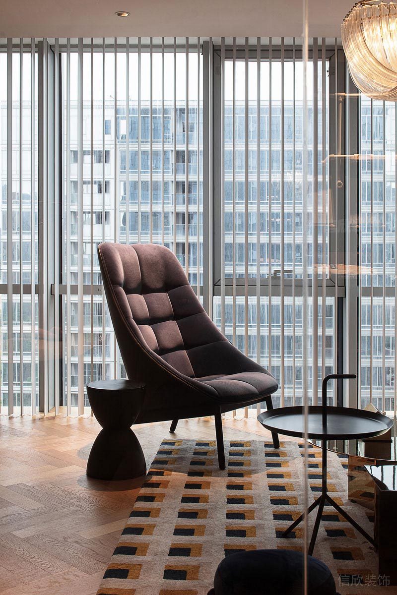 深圳南山現(xiàn)代工業(yè)風(fēng)設(shè)計(jì)公司辦公室裝修接待區(qū)家具