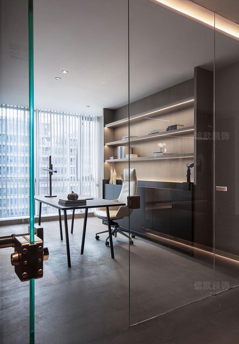 深圳南山現(xiàn)代工業(yè)風(fēng)設(shè)計(jì)公司辦公室裝修玻璃隔斷
