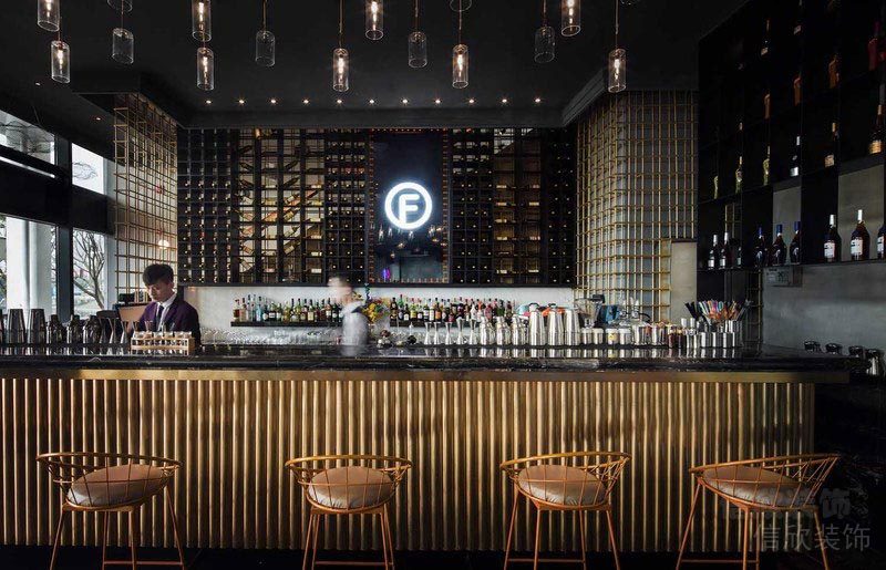 酒館吧臺休息區(qū)金屬裝修金色水吧臺效果餐廳過道裝修