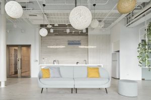 對(duì)稱式奶油系沙發(fā)過道休息區(qū)編制鏤空圓形燈籠天花吊頂工業(yè)風(fēng)效果圖工作室