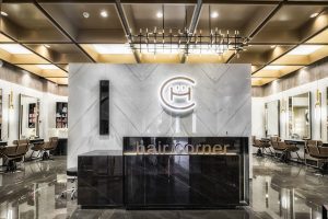 理發(fā)店裝修效果天花吊頂宮廷風格子暖光燈鏡面發(fā)型設計店鋪工作室設計