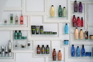 相框裝修設計墻體收納玻璃展柜店鋪古典復古裝修設計理發(fā)店店鋪設計圖