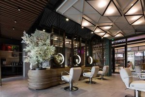 店鋪復古裝修實木設計發(fā)型設計工作室裝修鏡面植物效果圖