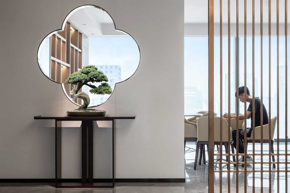 窗欞鏤空墻體團扇圖案設(shè)計木質(zhì)墻體鏤空隔斷辦公室效果圖中式風裝修