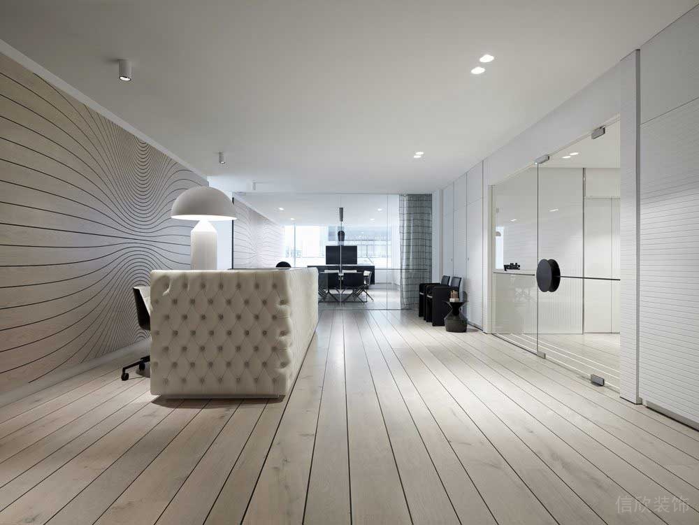 線條木飾面裝修前臺區(qū)皮革洞洞設計接待桌裝修玻璃入戶大門隔斷