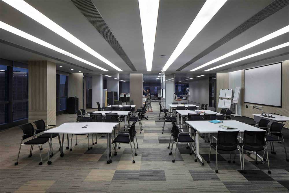 深圳福田500平方現(xiàn)代風(fēng)格辦公室裝修多功能會議室軟膜燈組