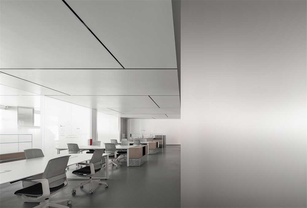 深圳福田800平方現(xiàn)代簡(jiǎn)約風(fēng)格辦公室裝修辦公區(qū)天花