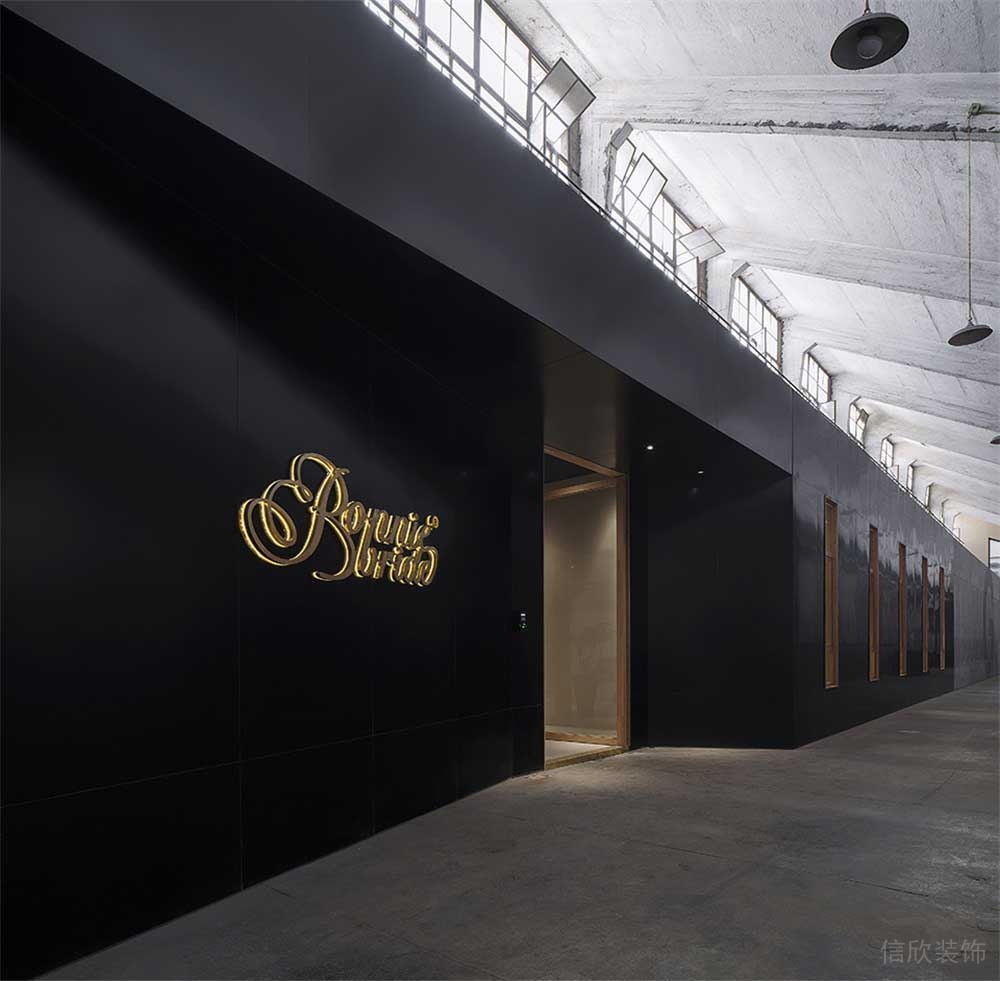 黑白色調金屬品牌logo設計工業(yè)風過道裝修圖