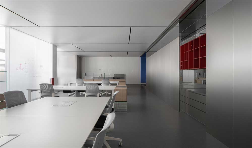 深圳福田800平方現(xiàn)代簡(jiǎn)約風(fēng)格辦公室裝修辦公區(qū)棗紅色裝飾展示柜