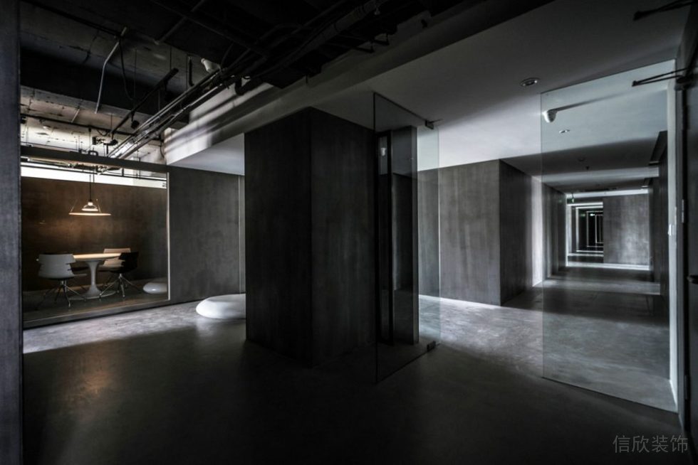 暗色調(diào)玻璃隔斷工業(yè)風(fēng)效果過道裝修圖