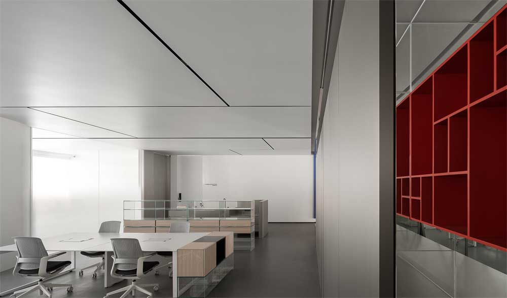 深圳福田800平方現(xiàn)代簡(jiǎn)約風(fēng)格辦公室裝修辦公區(qū)磨砂玻璃隔斷