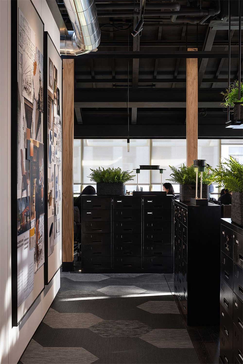 深圳龍崗500平方工業(yè)風(fēng)辦公室裝修過道