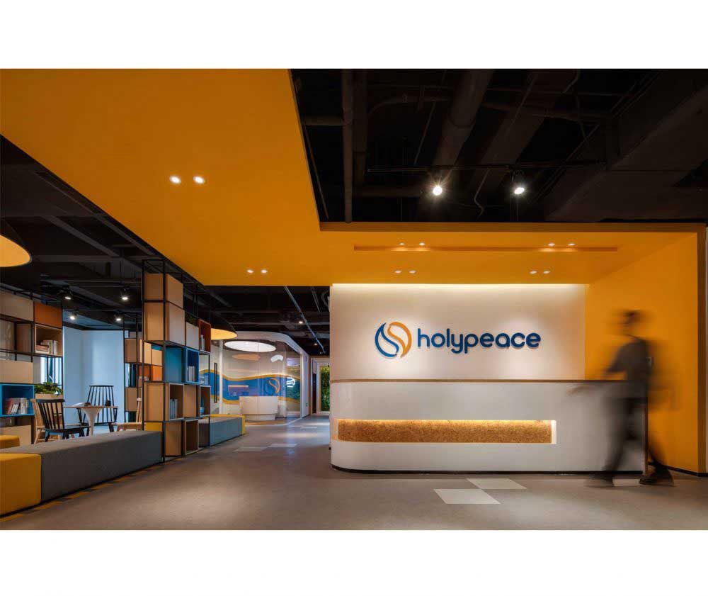 橙色小型工作室裝修工業(yè)風天花效果皮革沙發(fā)休息區(qū)裝修大廳