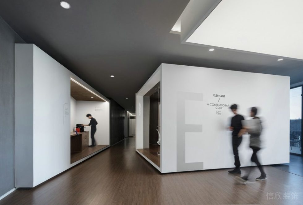 實(shí)木地板開(kāi)放式地臺(tái)方形辦公室中央?yún)^(qū)域獨(dú)立空間洽談式茶水間裝修效果圖