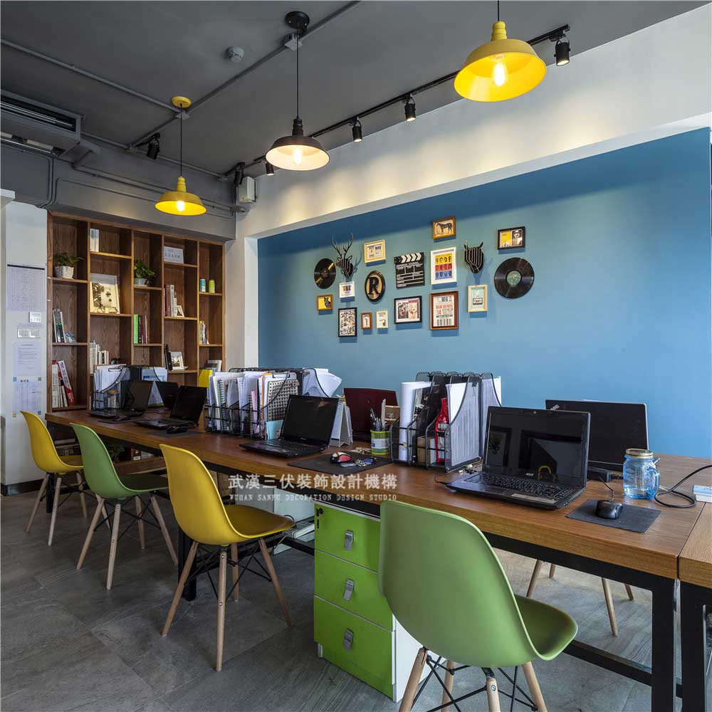 深圳福田200平方工業(yè)風(fēng)辦公室裝修桌椅組合 深圳福田200平方工業(yè)風(fēng)辦公室裝修桌椅組合