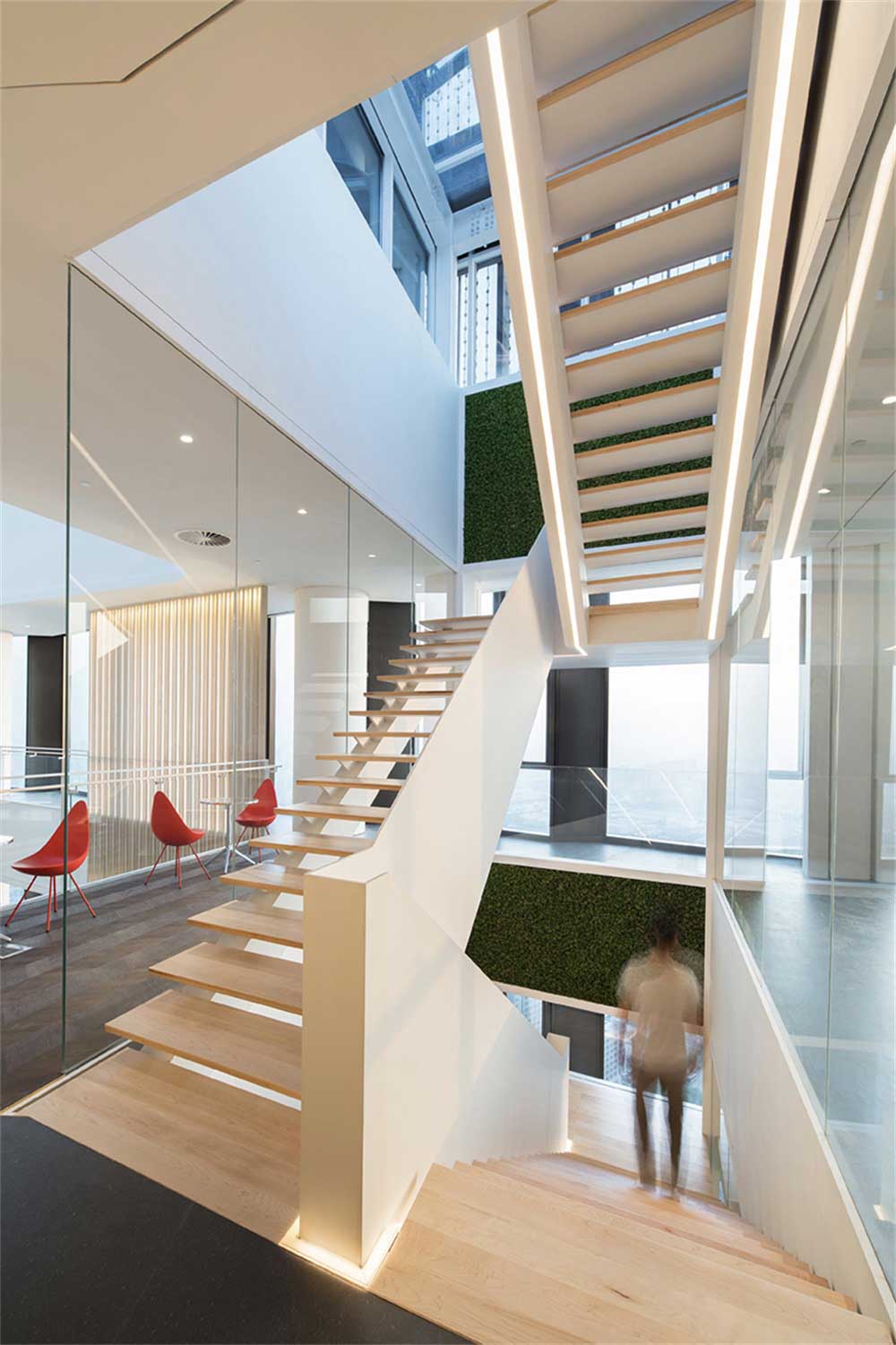 深圳市龍崗邁科集團(tuán)現(xiàn)代風(fēng)格辦公室裝修樓梯