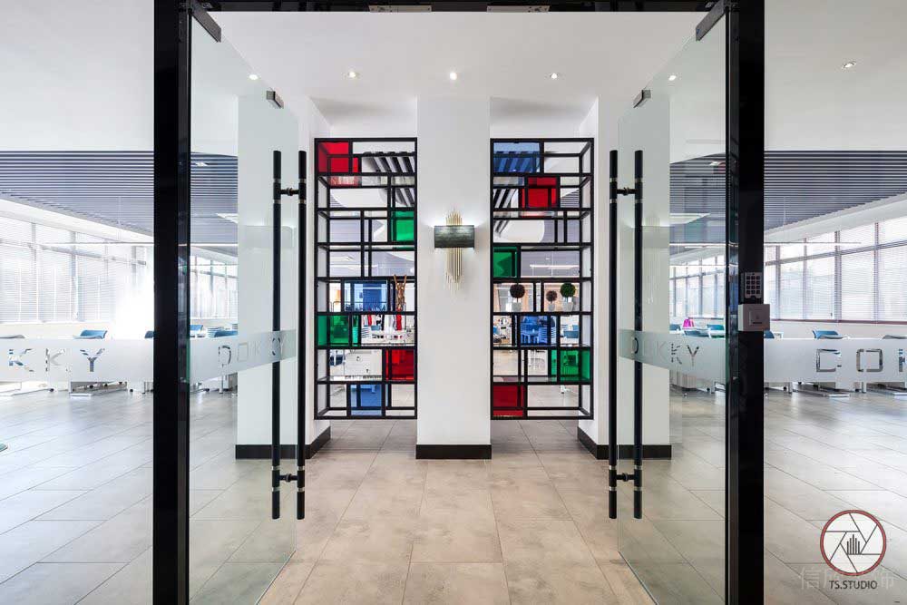 玻璃透色彩色鏤空收納柜玻璃隔斷黑色金屬邊框過(guò)道效果圖