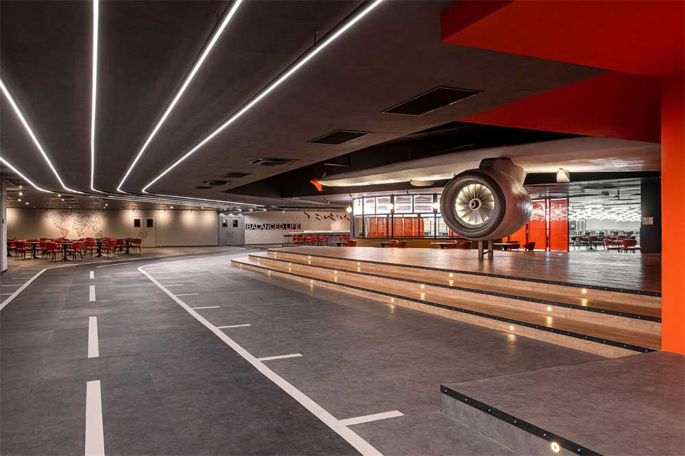 深圳南山區(qū)工業(yè)風(fēng)格機(jī)場(chǎng)主題辦公室設(shè)計(jì)裝修-過(guò)道