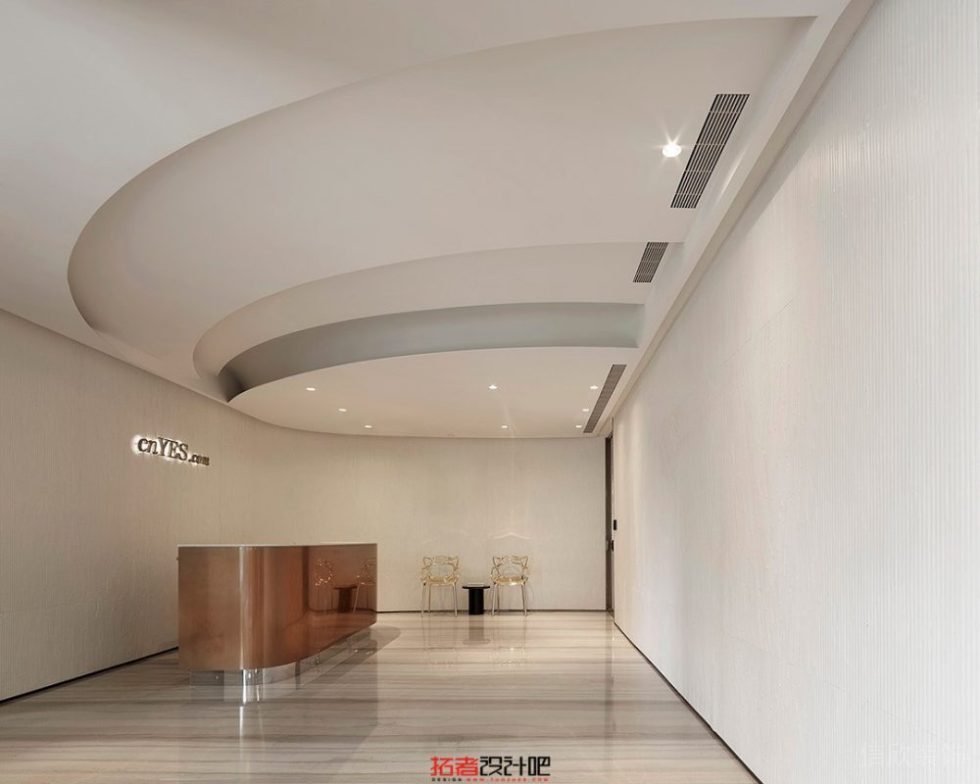 拱形天花中央空調(diào)大理石金屬前臺(tái)區(qū)域裝修奶油色系過(guò)道辦公室