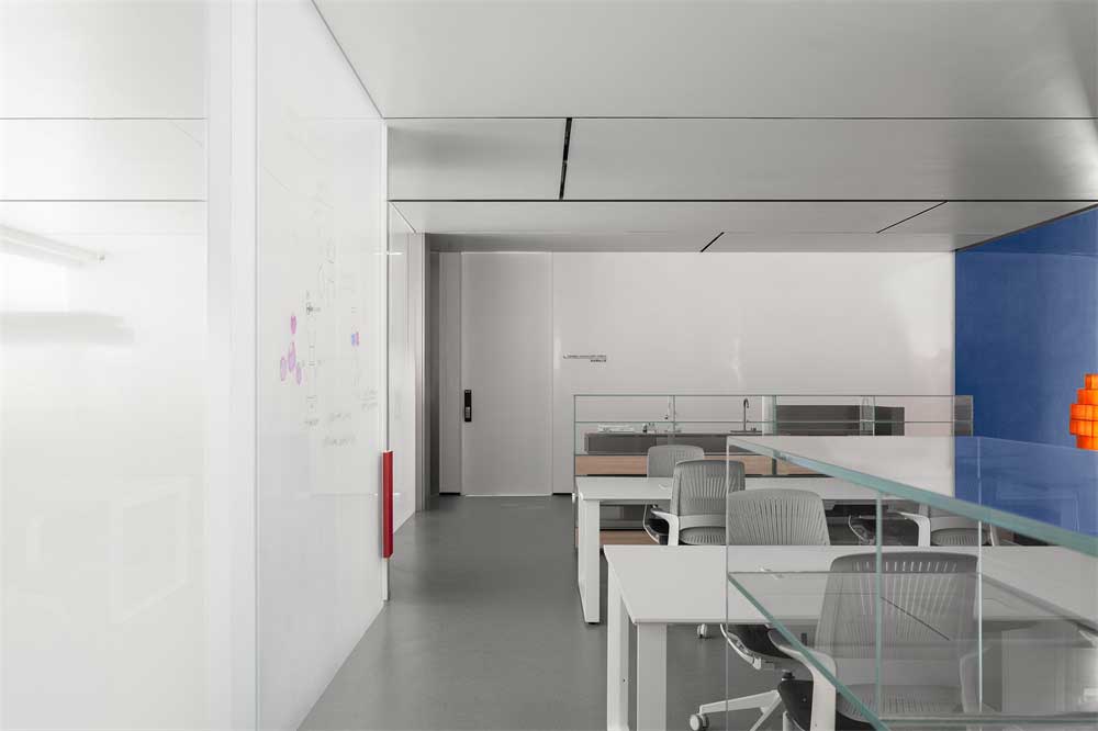 深圳福田800平方現(xiàn)代簡(jiǎn)約風(fēng)格辦公室裝修辦公區(qū)家具組合