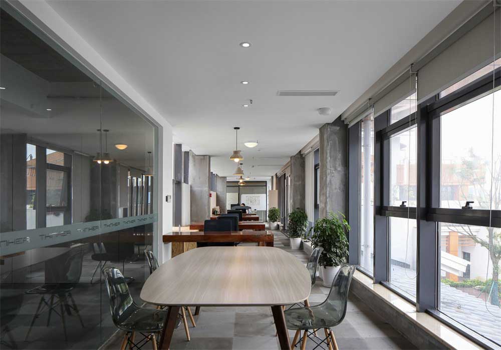 深圳南山香江金融中心工業(yè)風(fēng)辦公室裝修設(shè)計(jì)案例開放式辦公區(qū)